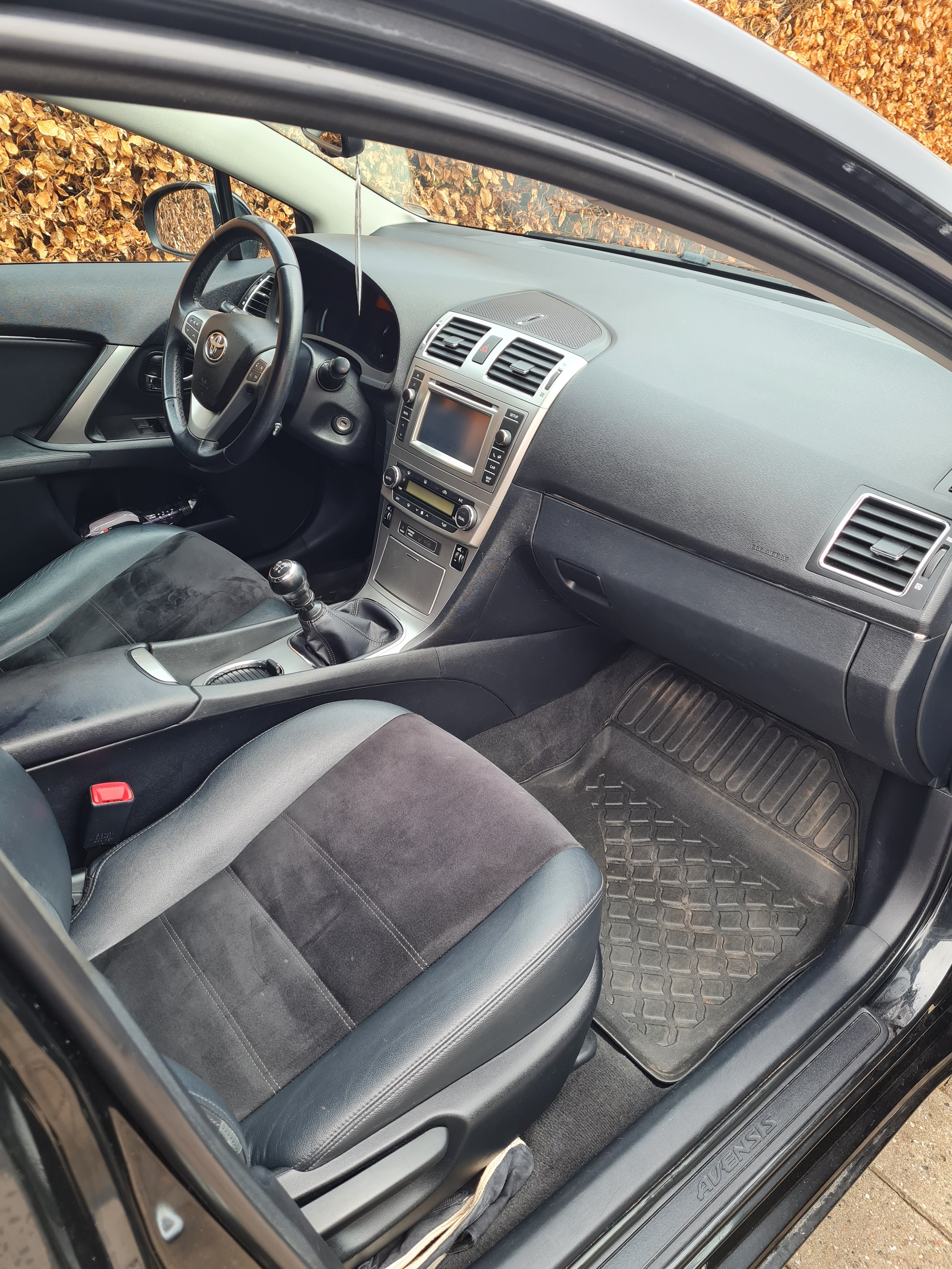 Sort Toyota Avensis fra 2014