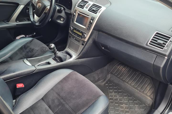 Sort Toyota Avensis fra 2014