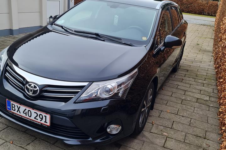 Sort Toyota Avensis fra 2014