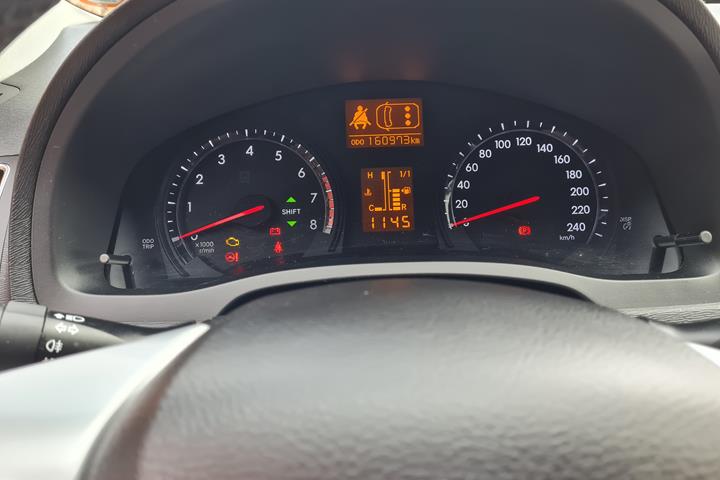 Sort Toyota Avensis fra 2014