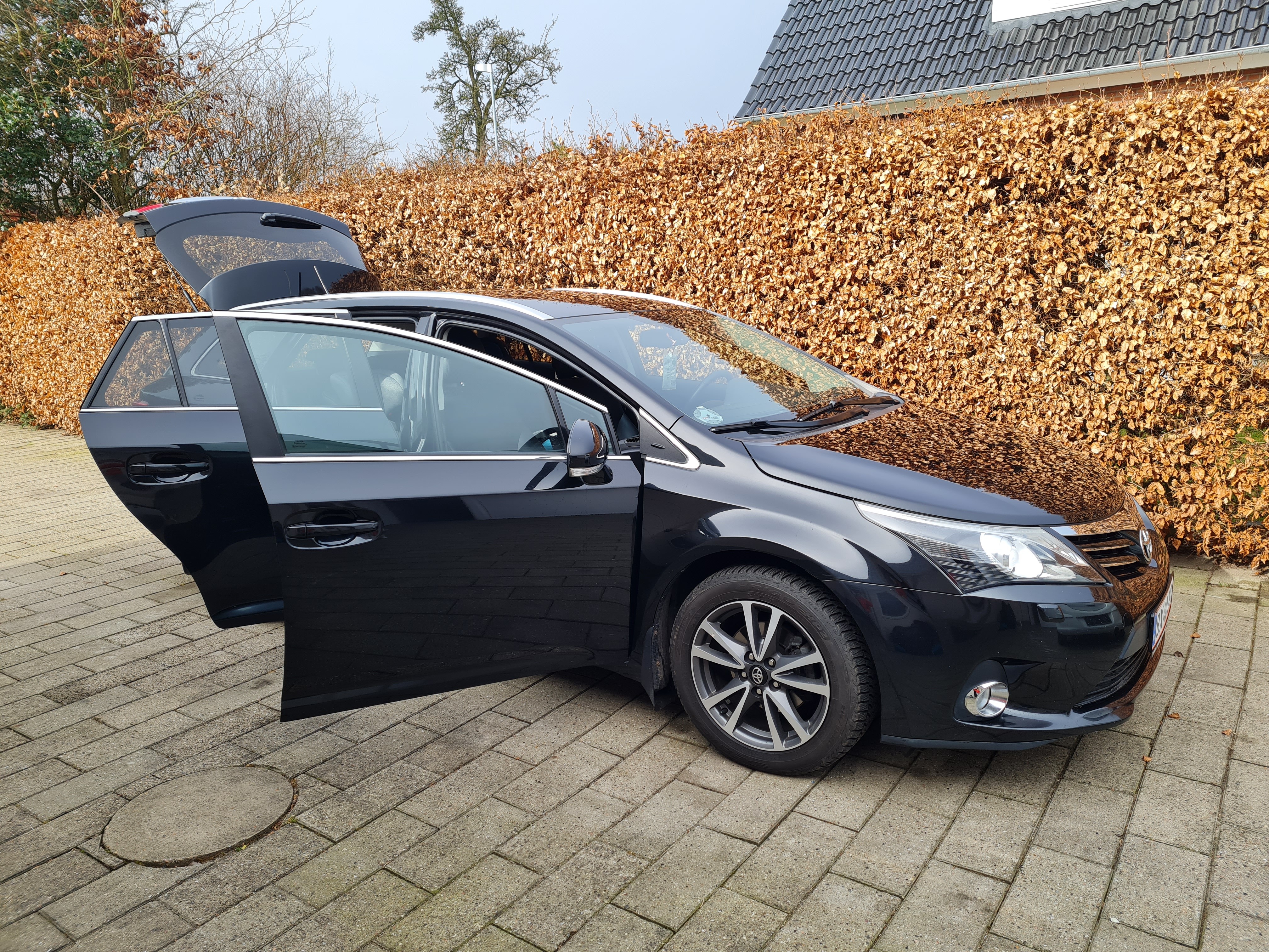 Sort Toyota Avensis fra 2014