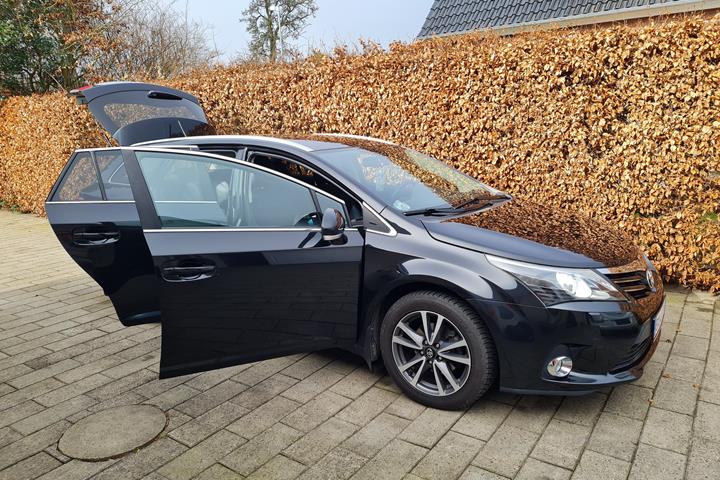 Sort Toyota Avensis fra 2014