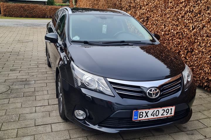 Sort Toyota Avensis fra 2014