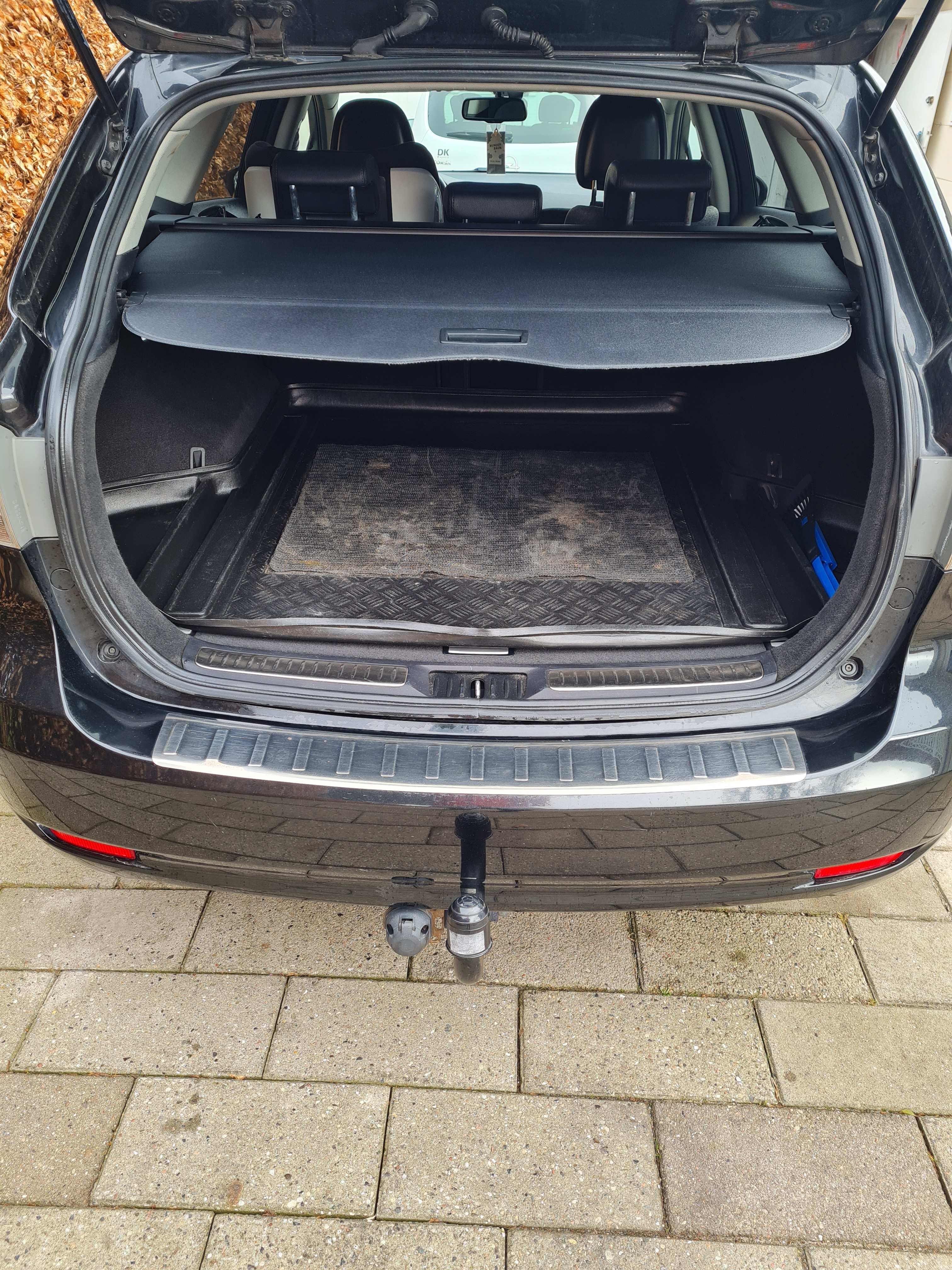 Sort Toyota Avensis fra 2014
