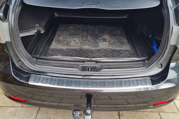 Sort Toyota Avensis fra 2014
