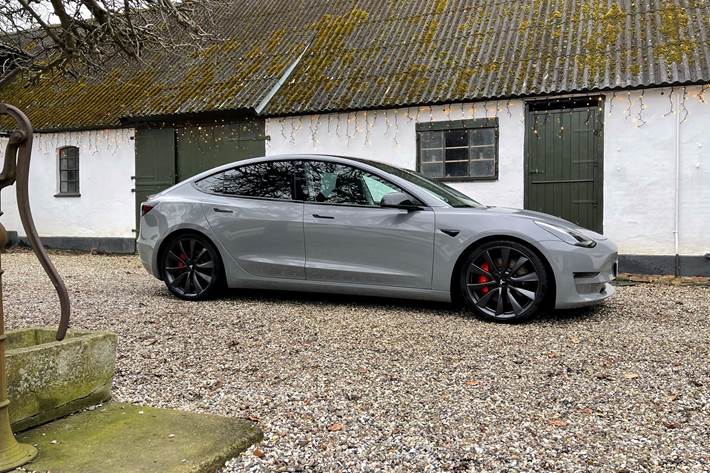 Hvid Tesla Model 3 fra 2020