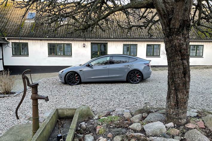 Hvid Tesla Model 3 fra 2020