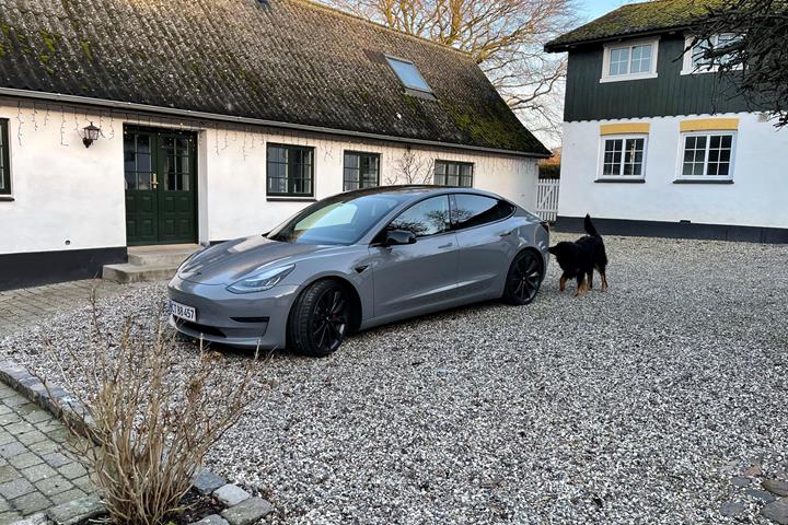 Hvid Tesla Model 3 fra 2020