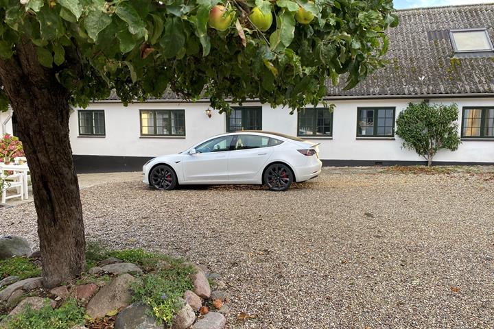 Hvid Tesla Model 3 fra 2020