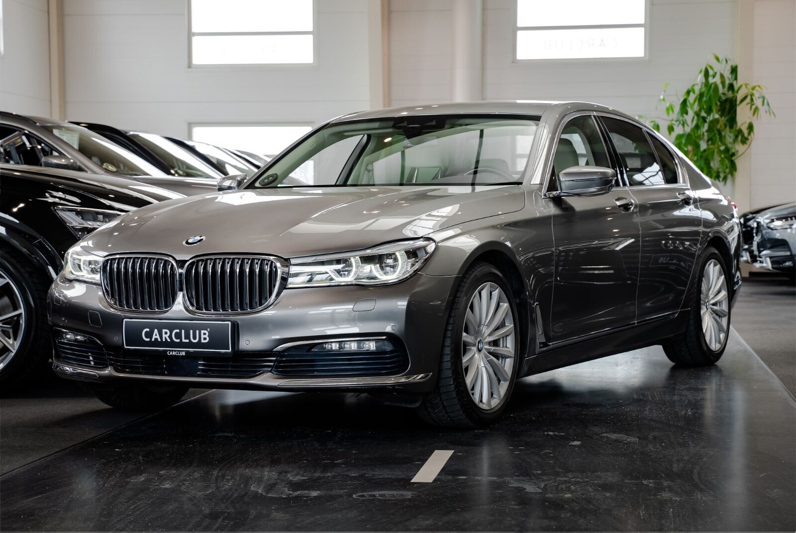 Grå BMW 740i fra 2016