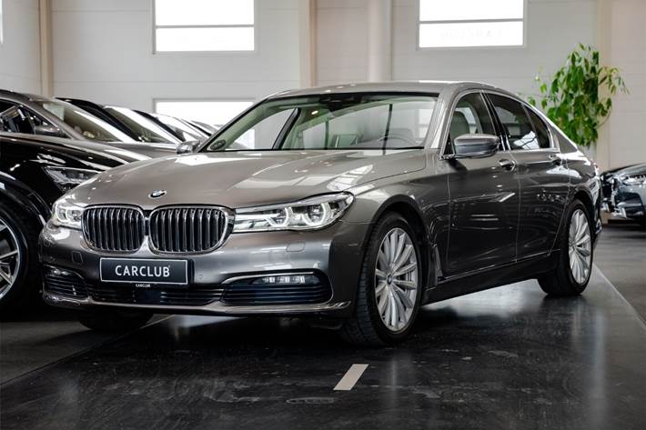 Grå BMW 740i fra 2016
