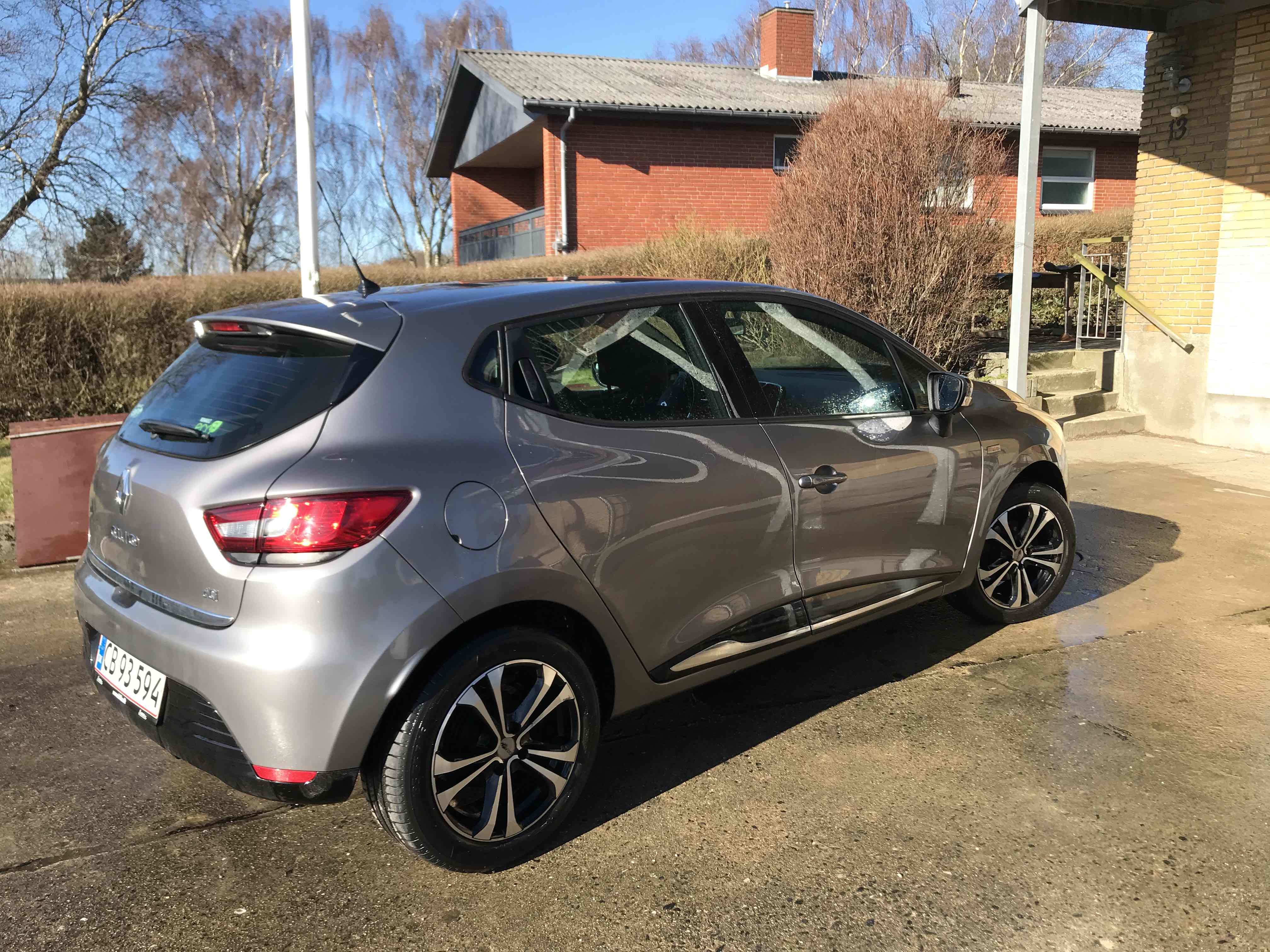 Grå Renault Clio IV fra 2014