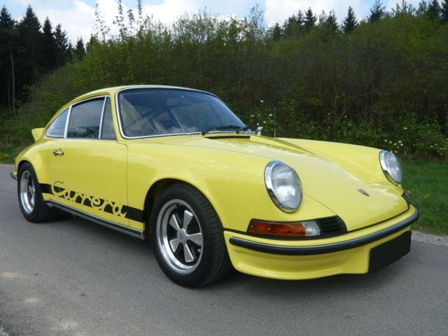 Gul Porsche 911 Carrera fra 1973