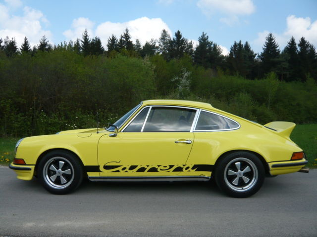 Gul Porsche 911 Carrera fra 1973