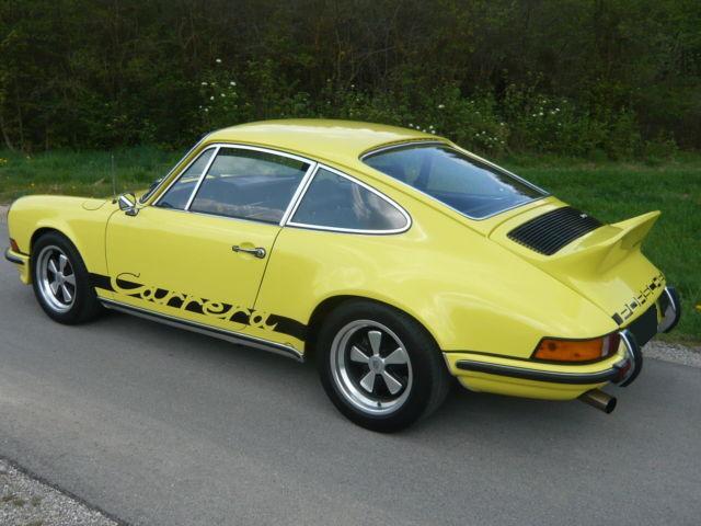 Gul Porsche 911 Carrera fra 1973