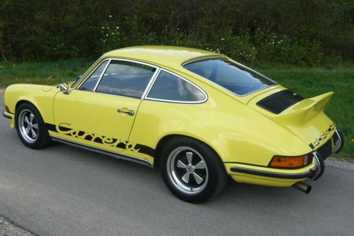Gul Porsche 911 Carrera fra 1973