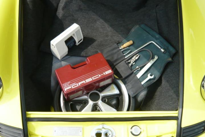 Gul Porsche 911 Carrera fra 1973