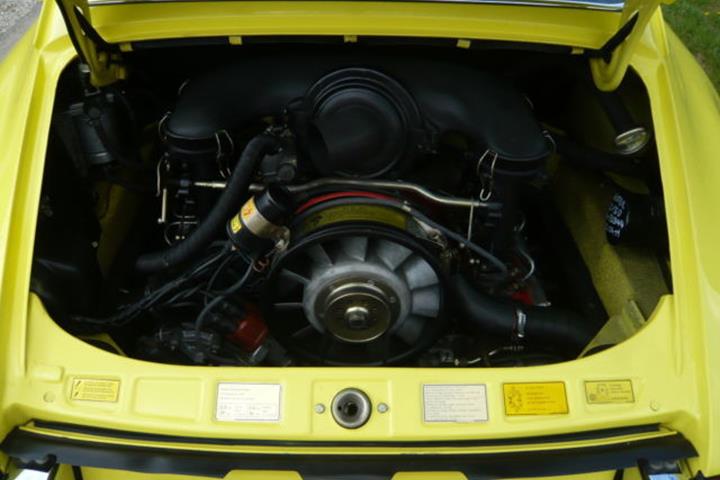 Gul Porsche 911 Carrera fra 1973