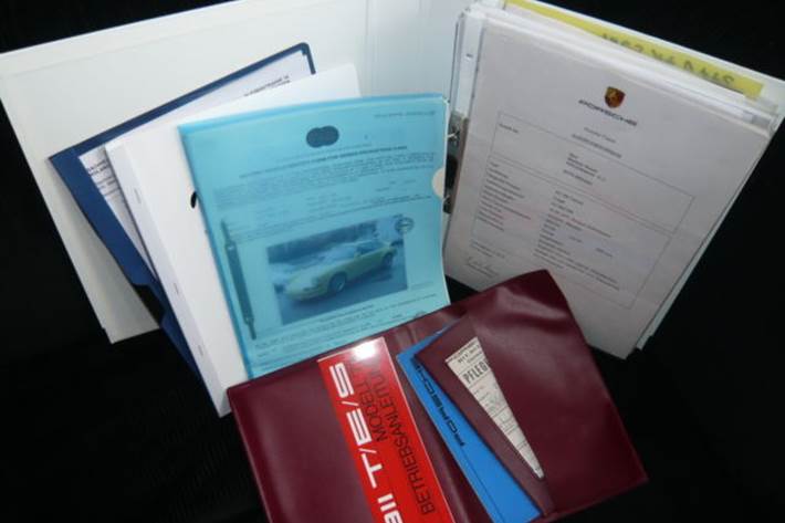 Gul Porsche 911 Carrera fra 1973