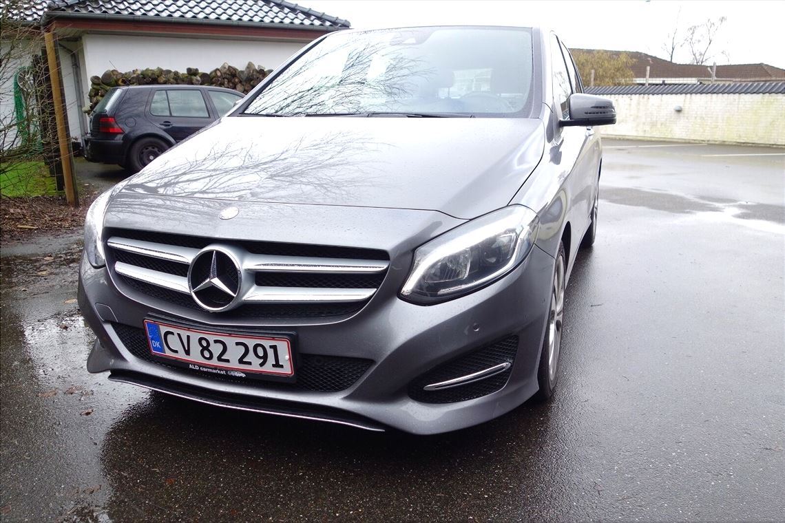 Grå Mercedes B200 fra 2016