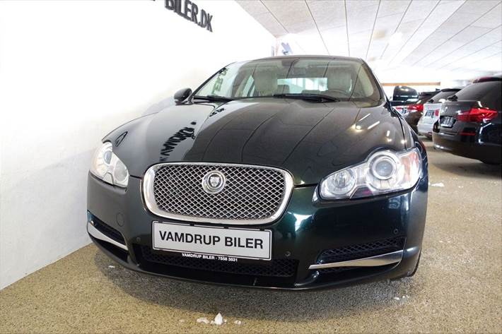 Sort Jaguar XF fra 2010