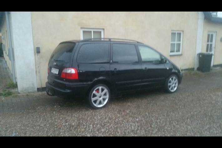 Sort Ford Galaxy fra 2002