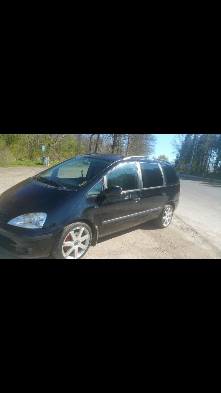 Sort Ford Galaxy fra 2002