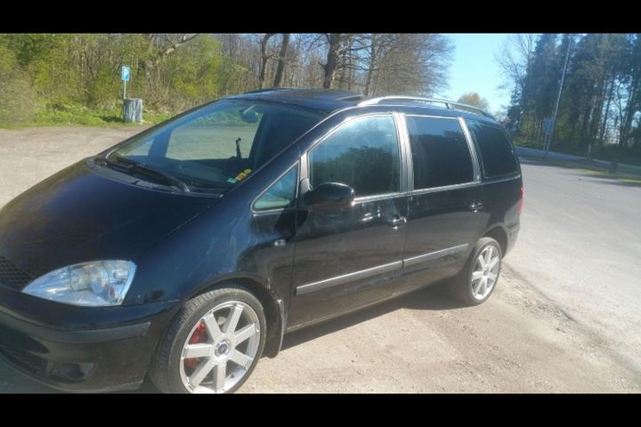 Sort Ford Galaxy fra 2002