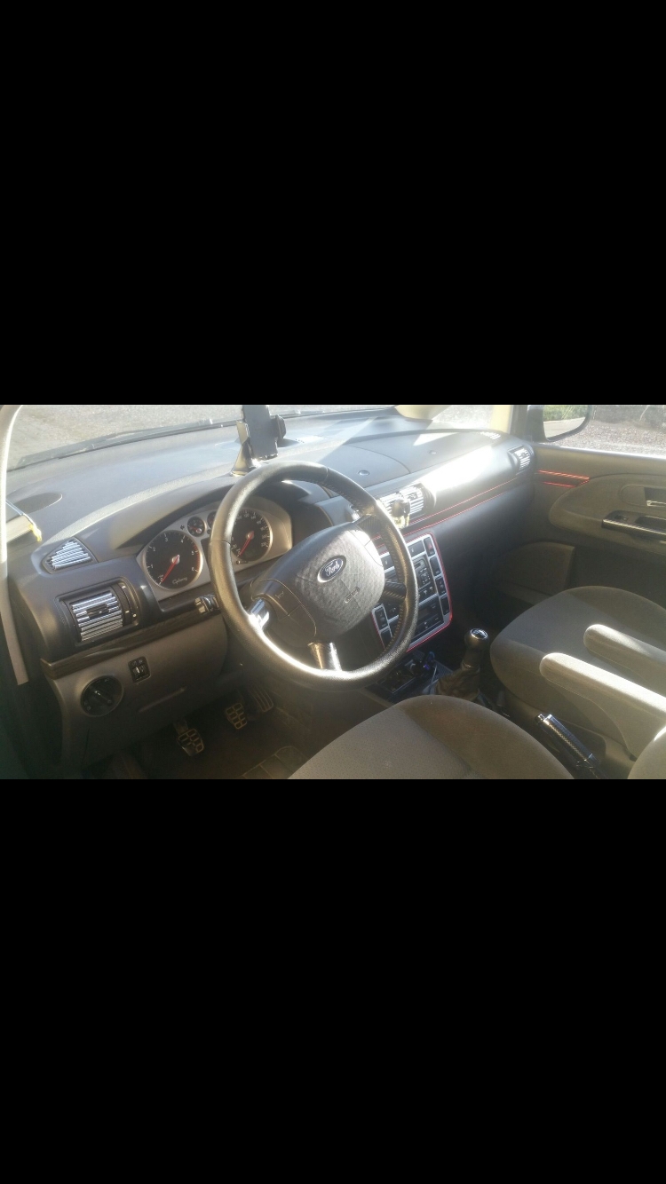 Sort Ford Galaxy fra 2002