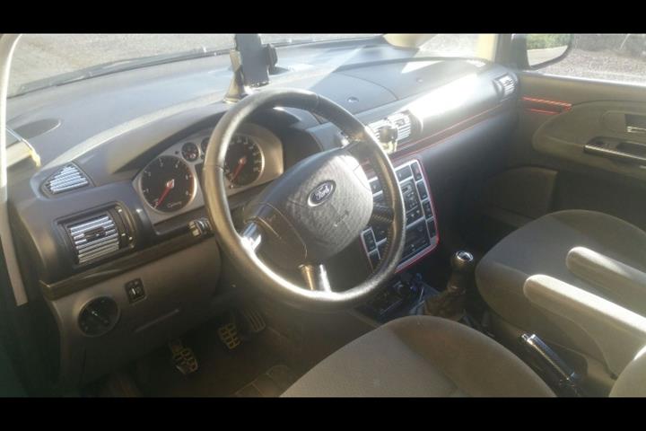 Sort Ford Galaxy fra 2002