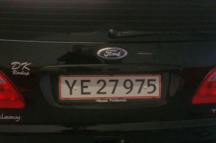 Sort Ford Galaxy fra 2002