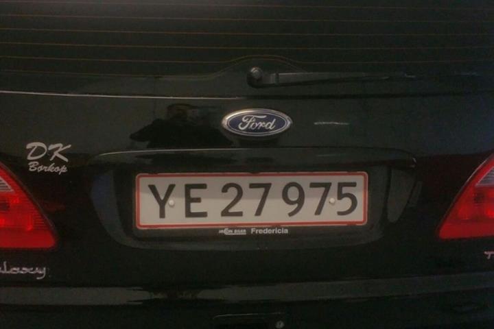 Sort Ford Galaxy fra 2002