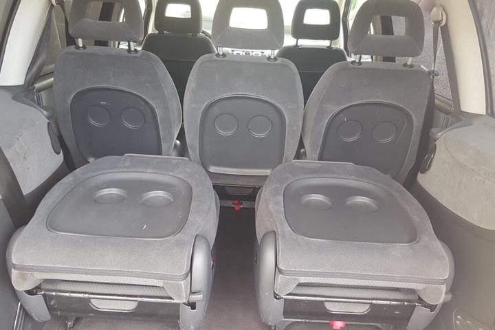 Sort Ford Galaxy fra 2002