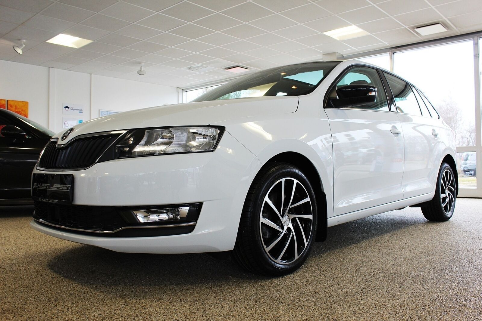 Grå Skoda Rapid fra 2018