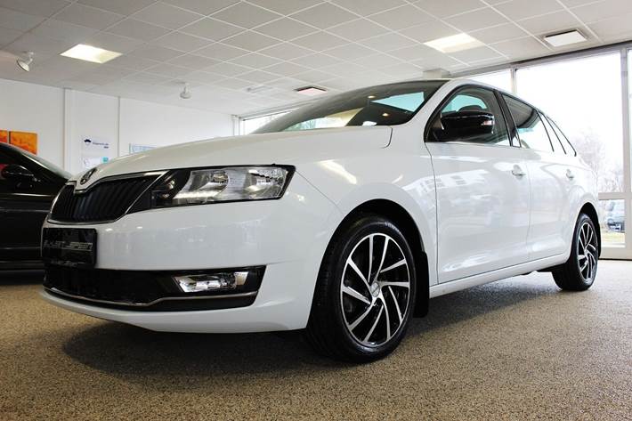 Grå Skoda Rapid fra 2018