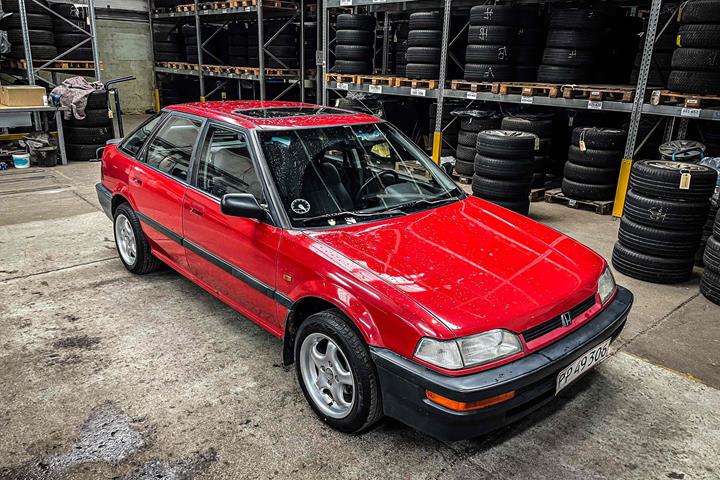 Rød Honda Concerto fra 1994