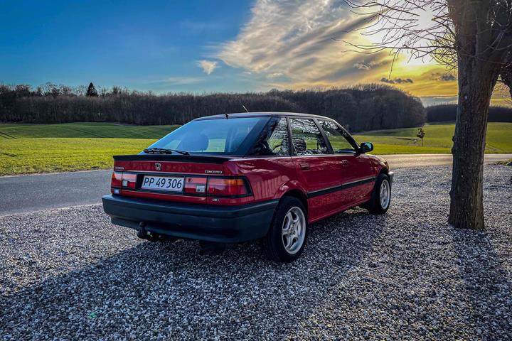 Rød Honda Concerto fra 1994