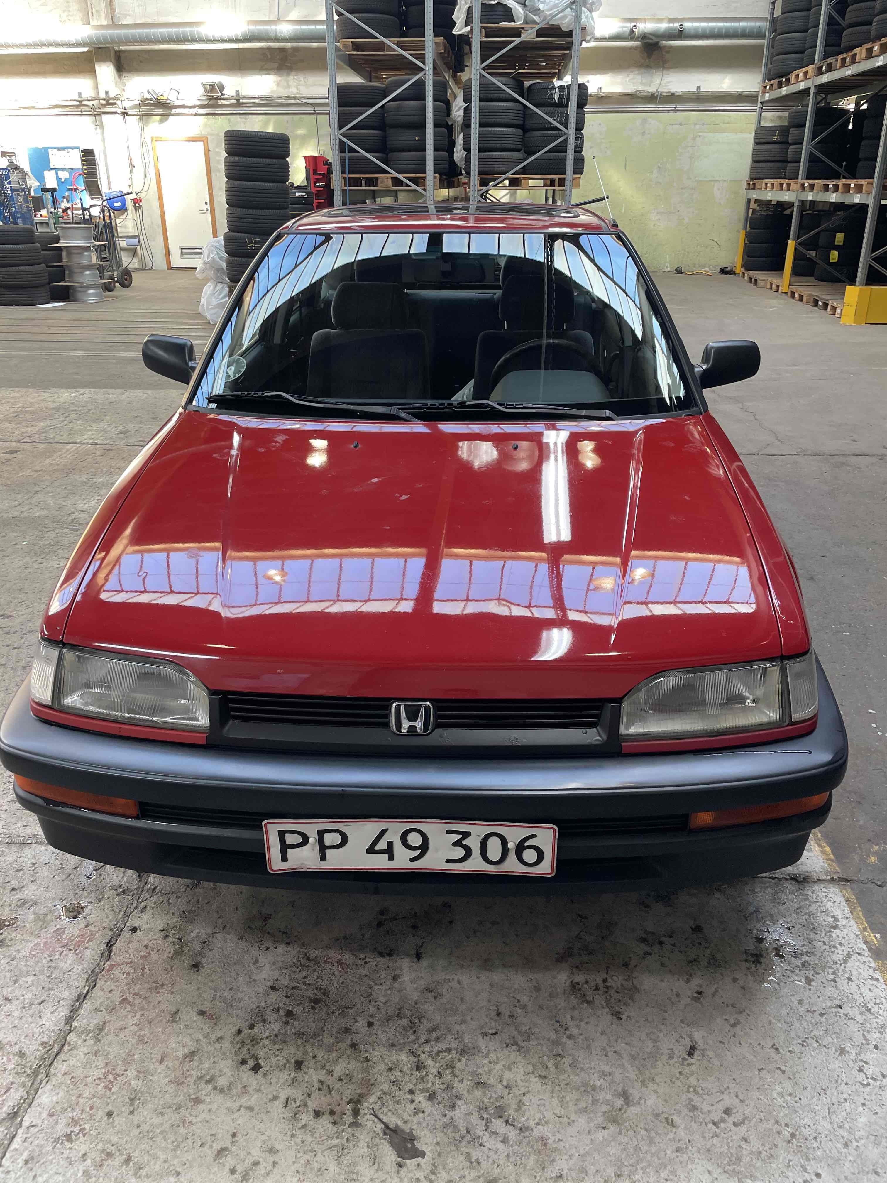 Rød Honda Concerto fra 1994