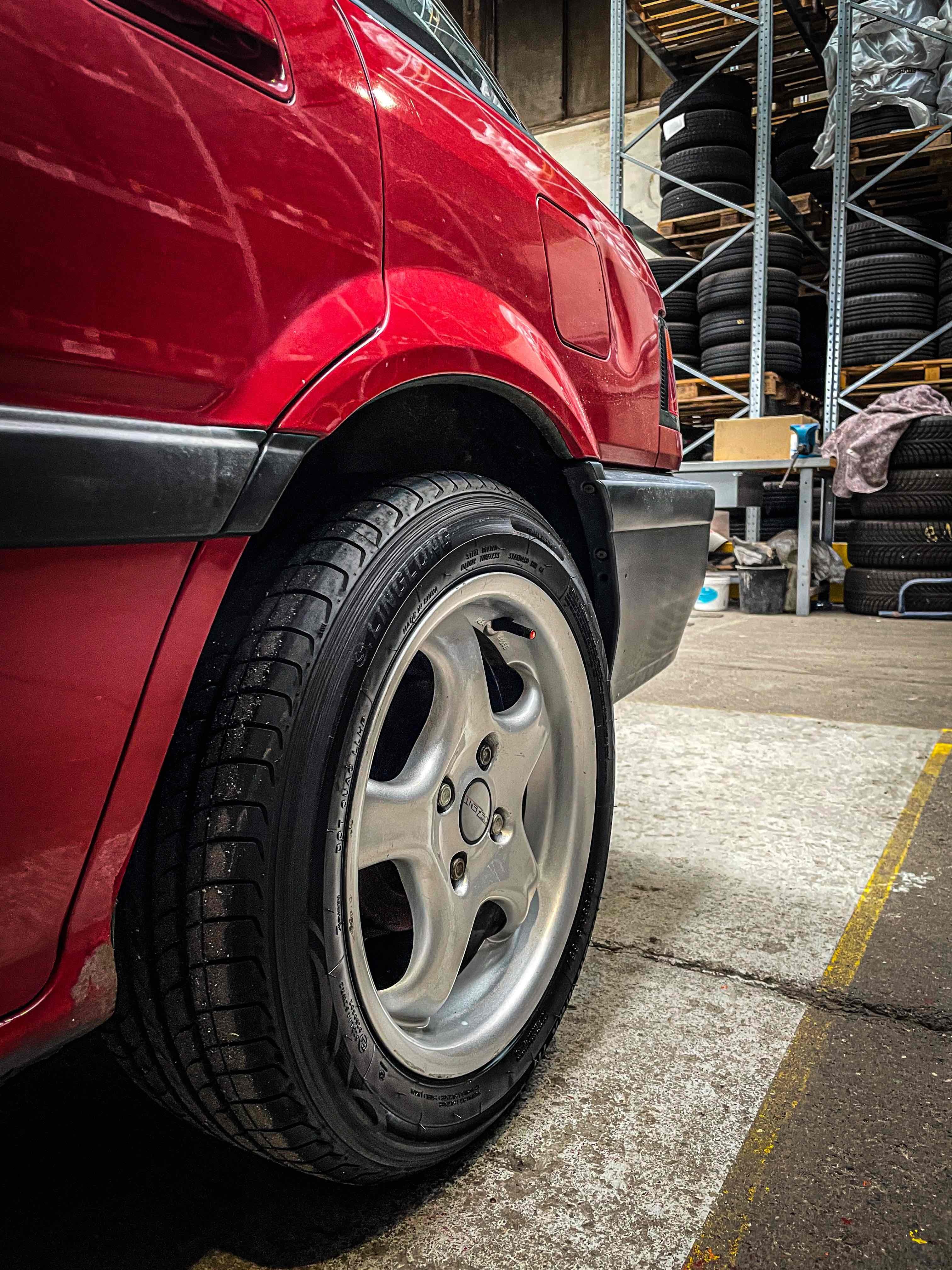 Rød Honda Concerto fra 1994