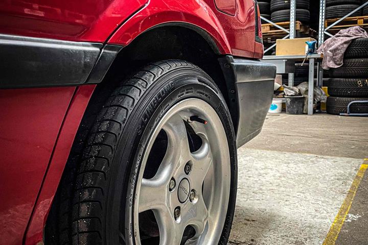 Rød Honda Concerto fra 1994
