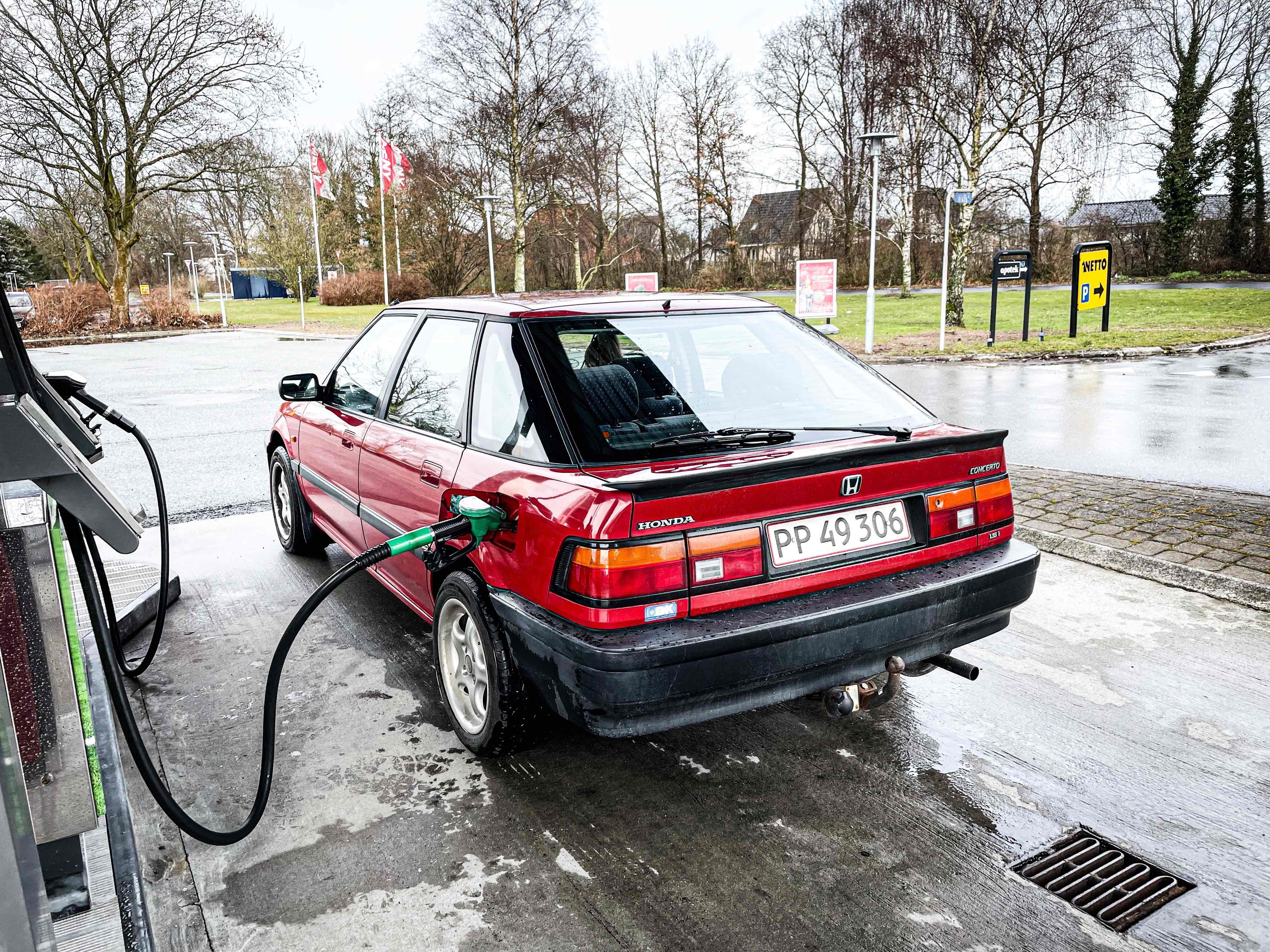 Rød Honda Concerto fra 1994