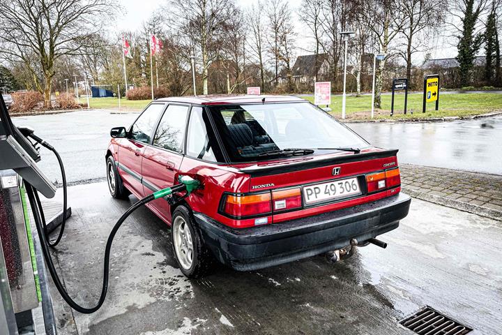 Rød Honda Concerto fra 1994