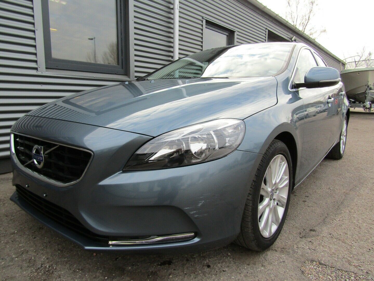 Grå Volvo V40 fra 2013