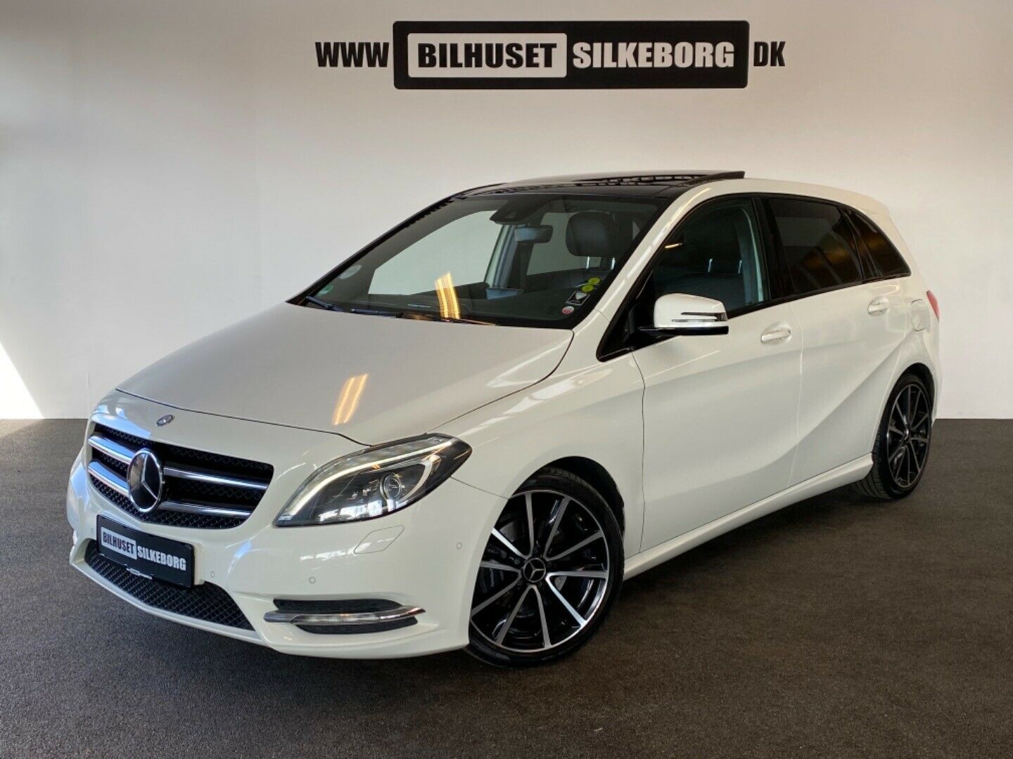 Sort Mercedes B200 fra 2012