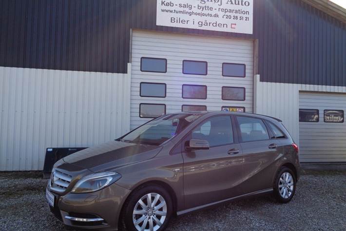 Beige Mercedes B180 fra 2012