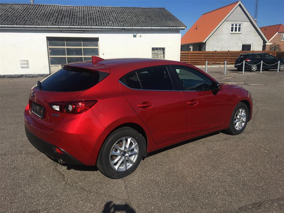 Rød Mazda 3 fra 2015