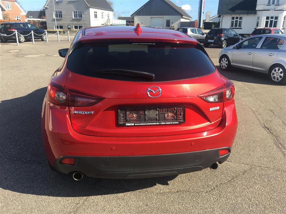 Rød Mazda 3 fra 2015