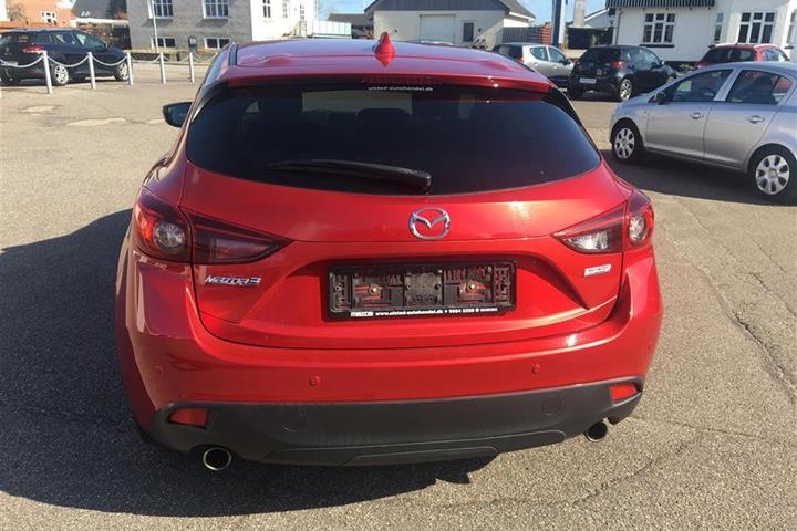 Rød Mazda 3 fra 2015