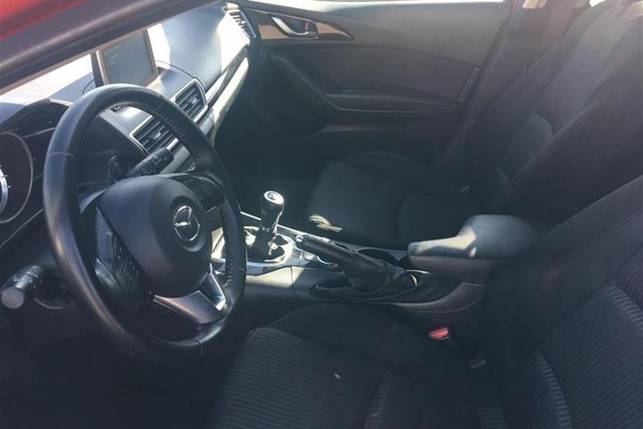 Rød Mazda 3 fra 2015
