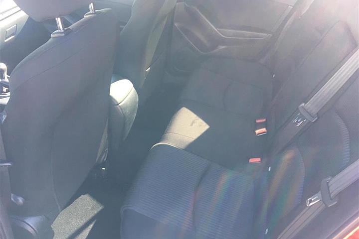Rød Mazda 3 fra 2015